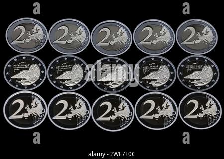 Hamburg, Germany. 29th Jan, 2024. New 2-euro commemorative coins lie on a tray at the Hamburg Mint, where the new 2-euro coin featuring the Königsstuhl chalk cliff in Mecklenburg-Western Pomerania was presented today. On January 30, 2024, the second coin in the Bundesländer II series will be released, in which one state is to be honored each year by issuing a 2-euro commemorative coin with a striking landmark. Credit: Christian Charisius/dpa/Alamy Live News Stock Photo