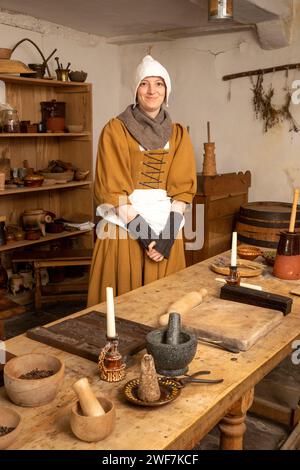 Wales, Glamorgan, Caerphilly, Nelson, Llancaicach Fawr Manor, Dairymaid Rachel Edmunds in kitchen (character actress Sarah Gray) in the kitchen Stock Photo