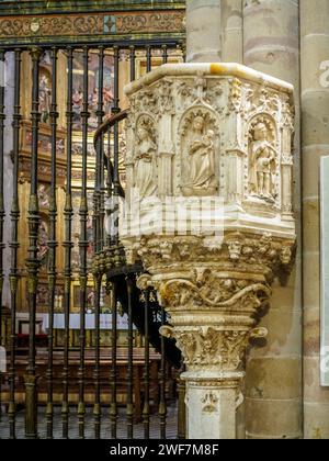 Pulpit of Epistle side with the main altarpiece of Sigüenza Cathedral in the background. Guadalajara, Castilla la Mancha, Spain. Stock Photo