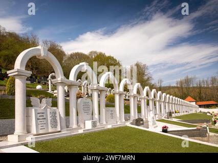 Wales, Glamorgan, Aberfan, cemetery, line of graves of victims of 1966 Pantglas School disaster Stock Photo