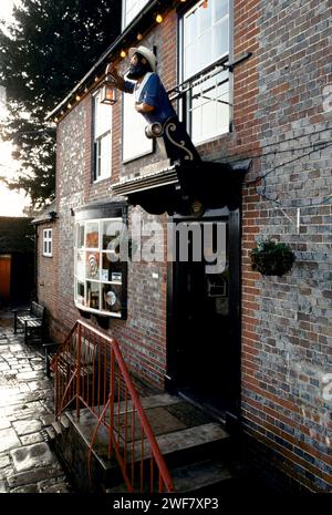 The Village Pub, the Jolly Sailor, Bursledon, Hampshire 1991.  The Jolly Sailor sits on the banks of the River Hamble adjacent to Elephant Boatyard where HMS Elephant – Nelson’s temporary flagship at the Battle of Copenhagen in 1801 – was built. 1990S UK homer sykes Stock Photo