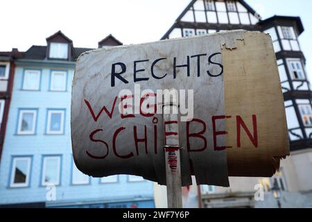 Demo gegen Hass und Hetze - Kundgebung gegen die AfD und Rechtsextremismus - GER, Germany, Deutschland, Witzenhausen, 27.01.2024 - Witzenhausen: Unter dem Motto Nie wieder 1933 Nie wieder Faschismus fand auf dem Marktplatz in Witzenhausen eine Kundgebung gegen den erstarkenden Rechtsextremismus statt, die vom Aktionsbündnis Bunt statt braun unterstützt wurde. Die Demoteilnehmer demonstrierten gegen den Rechtsruck in Deutschland, für Vielfalt und den Erhalt der Demokratie. Botschaft auf einen alten Holzschneeschieber geschrieben: RECHTS WEGSCHIEBEN *** Demo against hate and agitation Rally agai Stock Photo