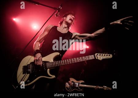 Etn Rocker Des Rocs, a young American rocker who has recently released the new ...