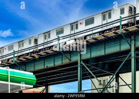 The aerial tramway running on the rails of The Bronx, which is a borough of New York City (USA), under a clear blue sky. Stock Photo