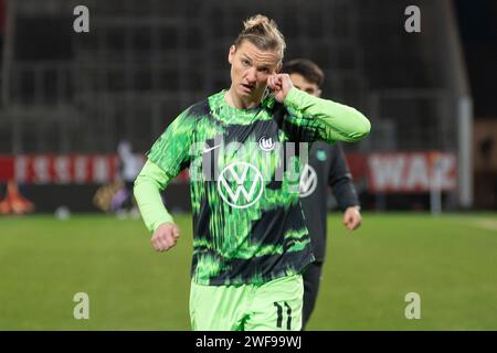 Alexandra Popp (VfL Wolfsburg, #11) hat Probleme mit dem Ohr beim Aufwaermen. Fussball: Google Pixel Frauen-Bundesliga, Saison 2023/2024, 11. Spieltag, SGS Essen - VfL Wolfsburg am 29.01.2024 im Stadion an der Hafenstrasse in Essen. Wichtiger Hinweis: Gemaess den Vorgaben der DFL Deutsche Fussball Liga bzw. des DFB Deutscher Fussball-Bund ist es untersagt, in dem Stadion und/oder vom Spiel angefertigte Fotoaufnahmen in Form von Sequenzbildern und/oder videoaehnlichen Fotostrecken zu verwerten bzw. verwerten zu lassen. Foto: Kirchner-Media/TH Stock Photo