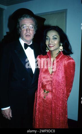 Michael Caine with his wife, Chakira Caine, attending the  the Night of 100 Stars benefit for the Actors Fund, in New York, May 1990.  Photo: Oscar Abolafia/Everett Collection  (michaelcaine001) Stock Photo