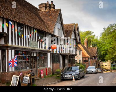 UK, England Kent, Chiddingstone, village shop and Post Office in historic timber-framed house once owned by Anne  Boleyn’s father Stock Photo