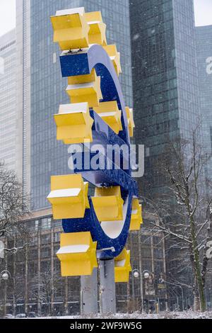 Winter in Frankfurt, Euro sculpture on Willy-Brandt-Platz, snow-covered, Hesse, Germany Stock Photo