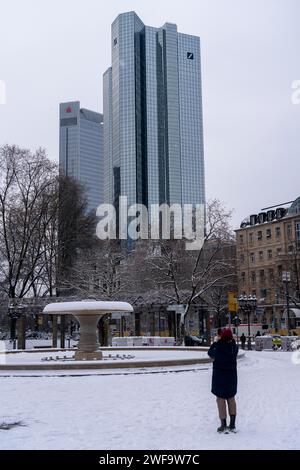 Winter in the city, Deutsche Bank building, Sparkasse, Trianon Frankfurt building, Opernplatz, Lucae fountain, Frankfurt am Main, Hesse, Germany Stock Photo