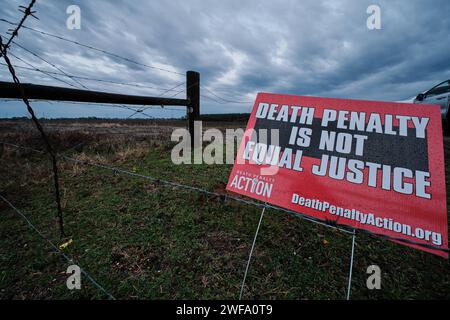 Atmore, Alabama, USA. 25th Jan, 2024. A protest sign against the death penalty stands outside of W.C. Coleman Correction Facility in Atmore, Alabama USA where the State of Alabama is planning the execution of convicted killer Kenneth Eugene Smith on January 25, 2024. Despite protest and appeals to the US Supreme Court, the state successfully went forward with the execution using nitrogen gas hypoxia. (Credit Image: © Dan Anderson/ZUMA Press Wire) EDITORIAL USAGE ONLY! Not for Commercial USAGE! Stock Photo