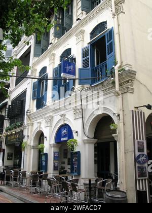 Harry's at Boat Quay on the waterfront at Singapore River, Singapore. Stock Photo