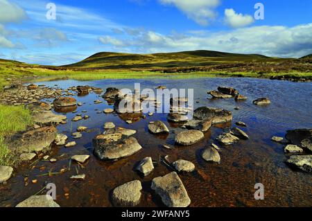 Felsen und Steine am Loch Farley | Exposed rocks and stones at Loch Farlary, near Golspie, Sutherland, Scotland, UK Stock Photo