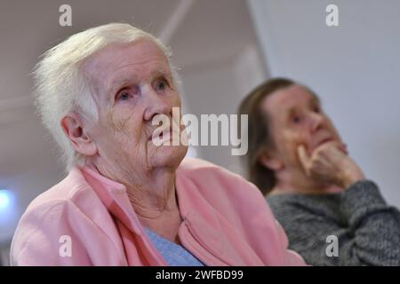 Zwei alte Damen, Maria Klicker l. 89 aus Dudweiler und Elfriede Recktenwald 87 aus Sulzbach, haben im AWO Seniorenzentrum ein verspätetes Weihnachtswunder erlebt: sie haben sich wiedergetroffen nach Jahrzehnten. Zwei Schwestern, die nie weit voneinander weg wohnten und sich trotzdem über Jahrzehnte aus den Augen verloren hatten, haben sich wieder vereint. *** Two old ladies, Maria Klicker l 89 from Dudweiler and Elfriede Recktenwald 87 from Sulzbach, have experienced a belated Christmas miracle at the AWO senior center They have met again after decades Two sisters who never lived far apart and Stock Photo