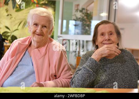 Zwei alte Damen, Maria Klicker l. 89 aus Dudweiler und Elfriede Recktenwald 87 aus Sulzbach, haben im AWO Seniorenzentrum ein verspätetes Weihnachtswunder erlebt: sie haben sich wiedergetroffen nach Jahrzehnten. Zwei Schwestern, die nie weit voneinander weg wohnten und sich trotzdem über Jahrzehnte aus den Augen verloren hatten, haben sich wieder vereint. *** Two old ladies, Maria Klicker l 89 from Dudweiler and Elfriede Recktenwald 87 from Sulzbach, have experienced a belated Christmas miracle at the AWO senior center They have met again after decades Two sisters who never lived far apart and Stock Photo