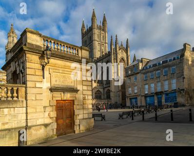 Abbey church and churchyard from corner of Roman Baths, Bath, Somerset, England, UK Stock Photo