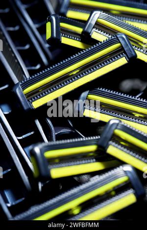 Close-up of a twin blade razor Stock Photo - Alamy