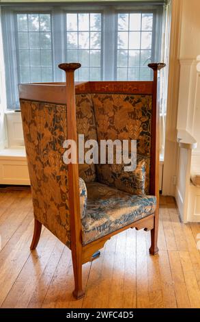 UK, Cumbria, Bowness on Windermere, Blackwell, Arts and Crafts House, main bedroom, 1900 Liberty chair Stock Photo