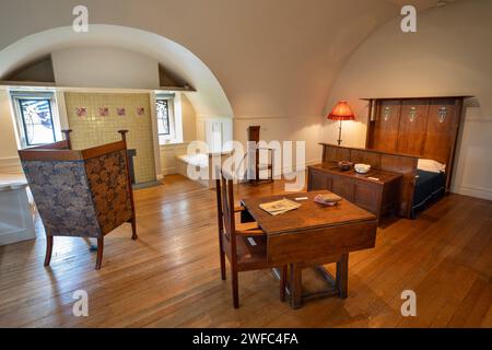 UK, Cumbria, Bowness on Windermere, Blackwell, Arts and Crafts House, main bedroom with Baillie Scott bed Stock Photo