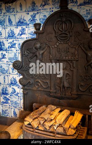 UK, Cumbria, Bowness on Windermere, Blackwell, Arts and Crafts House, Dining Room, 1723 Georgian fire back Stock Photo