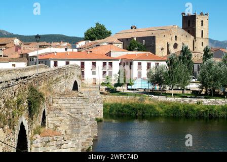 El Barco de Avila, town, church, romanesque bridge (Puente Viejo) and Tormes River. Avila province, Castilla y Leon, Spain. Stock Photo