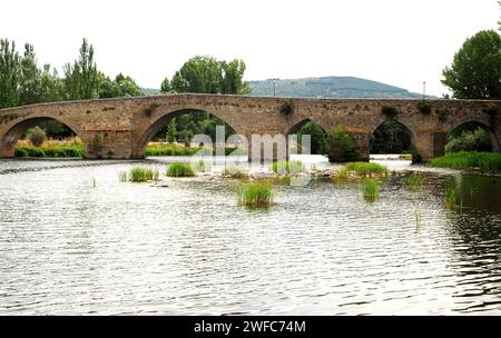 El Barco de Avila, romanesque bridge (Puente Viejo) and Tormes River. Avila province, Castilla y Leon, Spain. Stock Photo