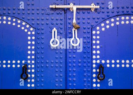 North Africa Morocco Marrakech Marrakesh medina Moroccan old district cobalt blue coloured painted door doors knocker knockers handle handles Stock Photo