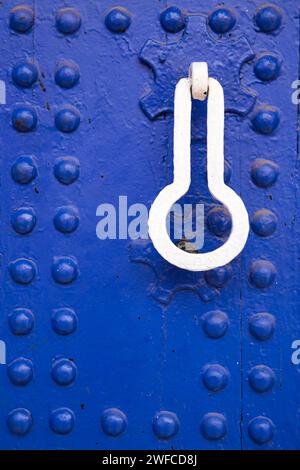 North Africa Morocco Marrakech Marrakesh medina Moroccan old district cobalt blue coloured painted door doors knocker knockers handle handles Stock Photo