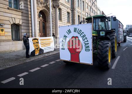 Demonstration von Landwirten, Klima- und Tierschützern unter dem Motto Wir haben es satt für eine Wende in der Agrarpolitik. Auch Landwirte mit ihren Traktoren beteiligten sich an der Demonstration. / Demonstration by farmers, climate and animal rights activists under the slogan We re fed up for a change in agricultural policy. Farmers also took part in the demonstration with their tractors. snapshot-photography/K.M.Krause *** Demonstration by farmers, climate and animal rights activists under the slogan We are fed up for a change in agricultural policy Farmers also took part in the demonstrat Stock Photo