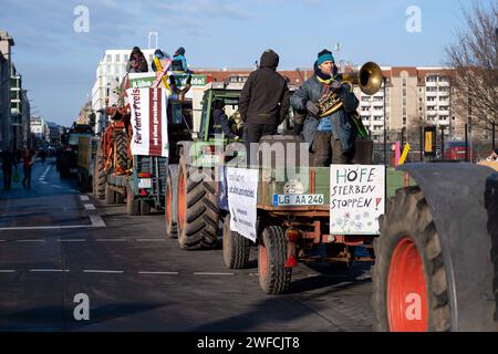 Demonstration von Landwirten, Klima- und Tierschützern unter dem Motto Wir haben es satt für eine Wende in der Agrarpolitik. Auch Landwirte mit ihren Traktoren beteiligten sich an der Demonstration. / Demonstration by farmers, climate and animal rights activists under the slogan We re fed up for a change in agricultural policy. Farmers also took part in the demonstration with their tractors. snapshot-photography/K.M.Krause *** Demonstration by farmers, climate and animal rights activists under the slogan We are fed up for a change in agricultural policy Farmers also took part in the demonstrat Stock Photo