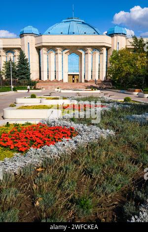 Exterior view of the front entrance with blooming flowers. At the Central State Museum of the Republic of Kazakhstan in Almaty, Kazakhstan. Stock Photo