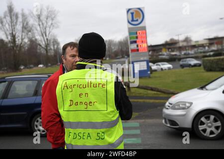 © PHOTOPQR/VOIX DU NORD/PIERRE ROUANET ; 30/01/2024 ; Saint Amand les Eaux, le 30/01/2024. Des agriculteurs de la FDSEA 59 (FNSEA) et JA (Jeunes Agriculteurs) ont bloque les acces de la grande surface Leclerc de Saint Amand les Eaux, avec leurs tracteurs et de la paille. Ils se sont ensuite rendus, avec des chariots, dans le supermarche pour sortir sans payer des produits d'origine non francaise (beurre, jambon, miel, confitures, fromages, lait, etc.) qui seront donnes a des associations. PHOTO PIERRE ROUANET LA VOIX DU NORD - French farmers' protest continue France Jan 30, 2024 Stock Photo