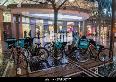 Wolt delivery service, delivery bikes on the Zeil shopping street in Frankfurt am Main, waiting for new orders, Hesse, Germany Stock Photo