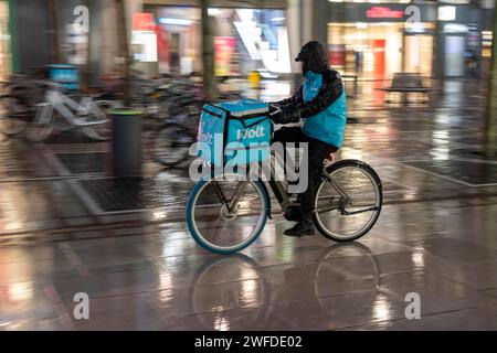 Wolt delivery service, bike couriers on the Zeil shopping street in Frankfurt am Main, waiting for new orders, Hesse, Germany Stock Photo