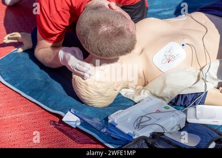 Defibrillation Course AED - Automated External Defibrillation during CPR and first aid ...