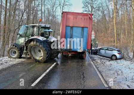 VU zwischen Traktorgespann und Pkw, Fahrzeuge stark deformiert, Straße komplett blockiert, vermutlich zwei Verletzte 19.01.2024:Pressemitteilung des Polizeipräsidiums Ludwigsburg: Polizeipräsidium Ludwigsburg POL-LB: Hemmingen: zwei Verletzte nach Unfall zwischen Pkw und landwirtschaftlichem Gespann Ludwigsburg ots Vermutlich war ein technischer Defekt Auslöser eines Verkehrsunfalls, der sich am Freitag 19.01.2024 gegen 12:45 Uhr auf der Landesstraße 1136 zwischen Hochdorf und Hemmingen ereignete. Ein 28-Jähriger fuhr dort mit seinem Traktor mit Anhänger von Hochdorf in Richtung Hemmingen, als Stock Photo