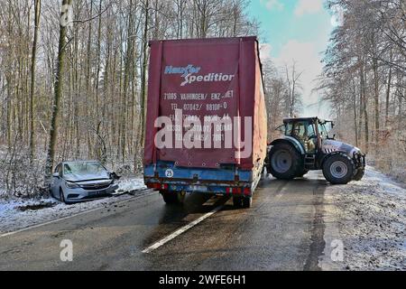 VU zwischen Traktorgespann und Pkw, Fahrzeuge stark deformiert, Straße komplett blockiert, vermutlich zwei Verletzte 19.01.2024:Pressemitteilung des Polizeipräsidiums Ludwigsburg: Polizeipräsidium Ludwigsburg POL-LB: Hemmingen: zwei Verletzte nach Unfall zwischen Pkw und landwirtschaftlichem Gespann Ludwigsburg ots Vermutlich war ein technischer Defekt Auslöser eines Verkehrsunfalls, der sich am Freitag 19.01.2024 gegen 12:45 Uhr auf der Landesstraße 1136 zwischen Hochdorf und Hemmingen ereignete. Ein 28-Jähriger fuhr dort mit seinem Traktor mit Anhänger von Hochdorf in Richtung Hemmingen, als Stock Photo