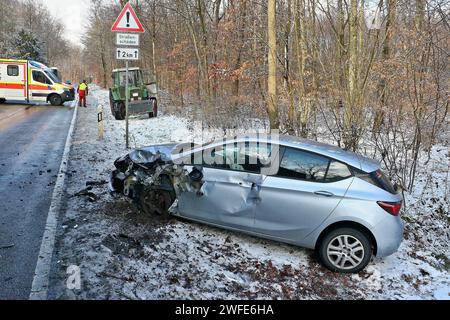 VU zwischen Traktorgespann und Pkw, Fahrzeuge stark deformiert, Straße komplett blockiert, vermutlich zwei Verletzte 19.01.2024:Pressemitteilung des Polizeipräsidiums Ludwigsburg: Polizeipräsidium Ludwigsburg POL-LB: Hemmingen: zwei Verletzte nach Unfall zwischen Pkw und landwirtschaftlichem Gespann Ludwigsburg ots Vermutlich war ein technischer Defekt Auslöser eines Verkehrsunfalls, der sich am Freitag 19.01.2024 gegen 12:45 Uhr auf der Landesstraße 1136 zwischen Hochdorf und Hemmingen ereignete. Ein 28-Jähriger fuhr dort mit seinem Traktor mit Anhänger von Hochdorf in Richtung Hemmingen, als Stock Photo