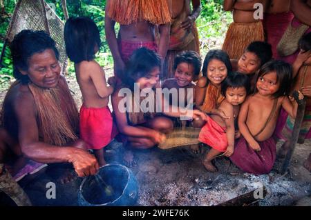 Cooking Yagua Indians living a traditional life near the Amazonian city of Iquitos, Peru.  Yagua, Yahuna, Ñihamwo, Yihamwo, Nihamwo or Mishara are an Stock Photo