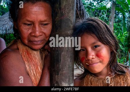 Grandmother and granddaughter, Yagua Indians living a traditional life near the Amazonian city of Iquitos, Peru.  Yagua, Yahuna, Ñihamwo, Yihamwo, Nih Stock Photo