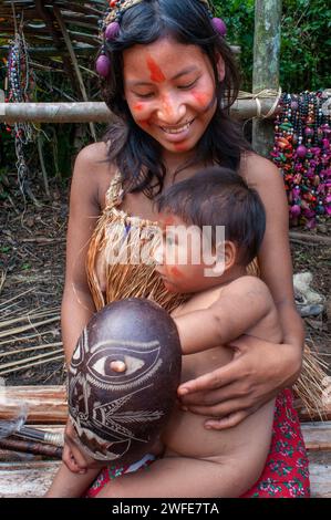 Mother yagua Indians living a traditional life near the Amazonian city of Iquitos, Peru.  Yagua, Yahuna, Ñihamwo, Yihamwo, Nihamwo or Mishara are an i Stock Photo