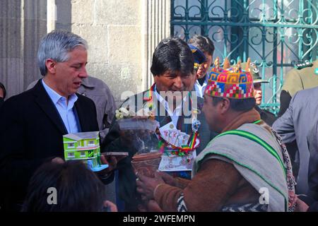 La Paz, BOLIVIA; 24th January 2015. An Aymara amauta or shaman wearing a woollen four-cornered hat blesses Bolivian vice president Alvaro Garcia Linera (L) and president Evo Morales (centre) at an event to mark the start of the Alasitas festival in La Paz. Stock Photo