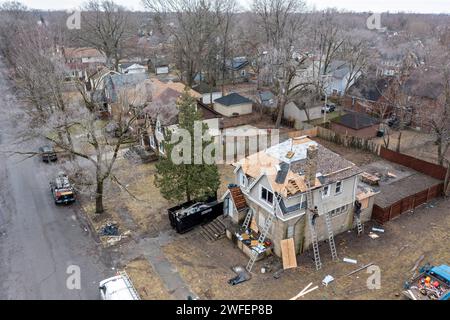 Detroit, Michigan - Workers replace a roof on a vacant house in the Morningside neighborhood. They were part of an effort by a nonprofit, the U Snap B Stock Photo