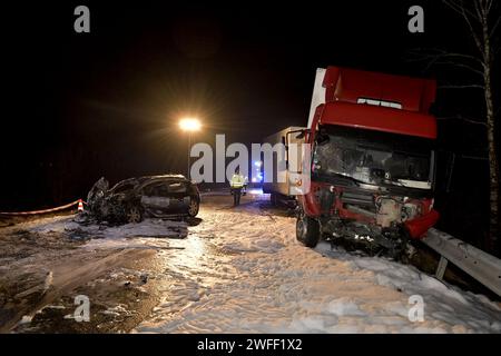 Tittling, Germany. 30th Jan, 2024. Emergency services are deployed at the scene of an accident. One person has been fatally injured in a head-on collision on the B85 in Lower Bavaria. A car and a truck collided near Tittling in the Passau district on Tuesday evening, a police spokesperson confirmed to the newspaper 'Passauer Neue Presse'. The car had moved into the left-hand lane for reasons as yet unknown. A fire caused by the accident was extinguished. The B85 is closed in both directions for the recovery of the truck. Credit: Markus Zechbauer/zema-medien.de/dpa/Alamy Live News Stock Photo