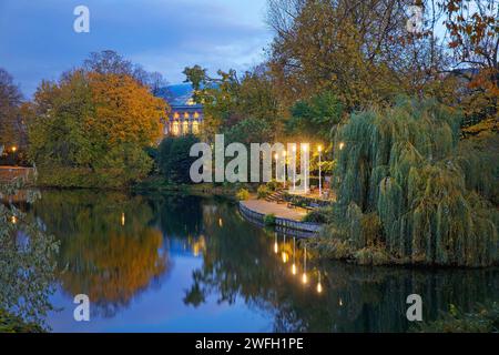 Staenderhaus K21 reflected in pond Kaiserteich in the fall in the evening, Schwanenspiegel, Germany, North Rhine-Westphalia, Lower Rhine, Dusseldorf Stock Photo