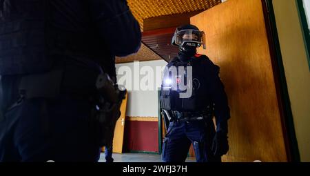 Hohenbostel, Germany. 03rd Jan, 2024. Police officers from the Lüneburg disposition unit practise entering a building. Credit: Philipp Schulze/dpa/Alamy Live News Stock Photo