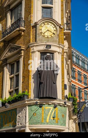 Blackfriars Pub with Henry Poole's Art Nouveau reliefs reflecting the friary that once stood there. Stock Photo