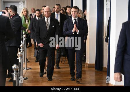 Lund, Sweden. 31st Jan, 2024. Swedens King Carl Gustaf (L) and France's President Emmanuel Macron arrive for a reception hosted by the French presidential couple in Lund, Sweden, on Jan. 31, 2024. France's president and his wife Brigitte Macron is in Sweden on a two-day state visit.Photo: Johan Nilsson/TT/kod 50090 Credit: TT News Agency/Alamy Live News Stock Photo