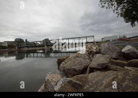 iron bridge in truss construction for traffic and transport purposes iron bridge in truss construction Stock Photo