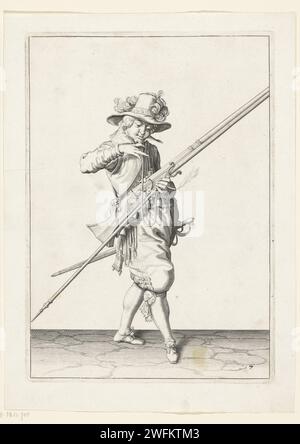 Soldier with a musket who brings his wick to his mouth to blow him clean, Jacques de Gheyn (II) (workshop or), after Jacques de Gheyn (II), 1597 - 1607 print A soldier, in full, to the right, who holds a musket (a certain type of firearm) with his left hand. With his right hand he brings a burning wick to his mouth to blow him clean. This print is part of the series of 43 numbered prints of Musketeers from the arms handling. Netherlands paper engraving manoeuvre  military training. firearms: rifle Stock Photo