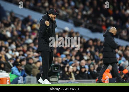 Vincent Kompany manager of Burnley shouts at his players during the Premier League match Manchester City vs Burnley at Etihad Stadium, Manchester, United Kingdom, 31st January 2024  (Photo by Mark Cosgrove/News Images) Stock Photo